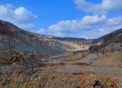 Ruinele minei de cupru de la Moldomin din Moldova Noua