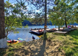 Statiunea si Lacul Trei Ape
