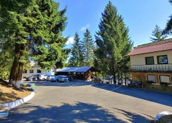 Statiunea si Lacul Trei Ape