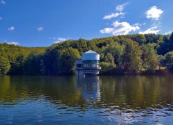 Statiunea si Lacul Trei Ape