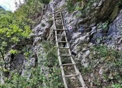 Scarile catre Catunul Inelet din Muntii Cernei