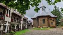Crucea de la Manastirea Piatra Fantanele