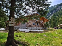 Cabana Gentiana din Retezat arsa complet