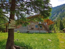 Cabana Gentiana din Retezat arsa complet
